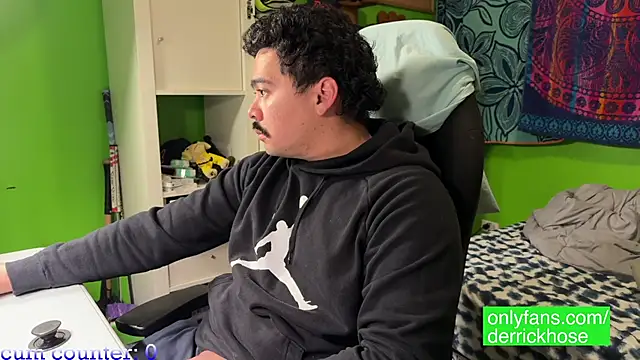 Snapshot of DerrickHose chatting on 03/08/25, 01:06 DerrickHose online show from 03/08/25, 01:06