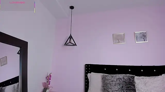 Snapshot of CeliWoods chatting on 11/19/25, 11:21 CeliWoods online show from 11/19/25, 11:21