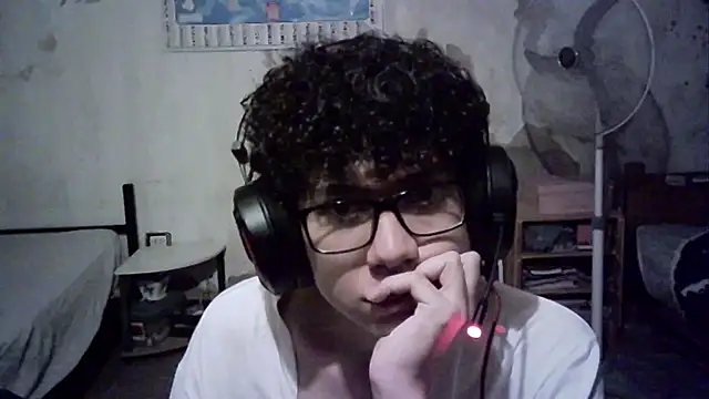 Snapshot of Emv2 chatting on 12/03/24, 02:36 Emv2 online show from 12/03/24, 02:36