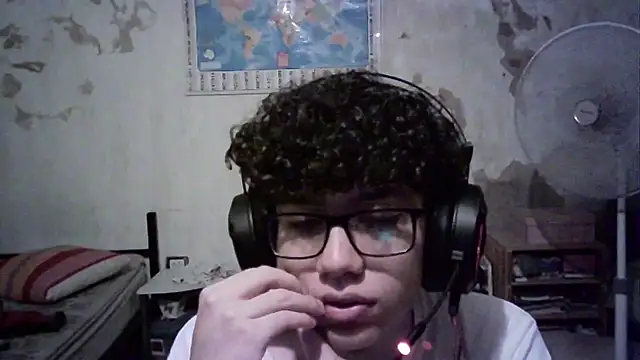 Snapshot of Emv2 chatting on 12/28/24, 05:55 Emv2 online show from 12/28/24, 05:55