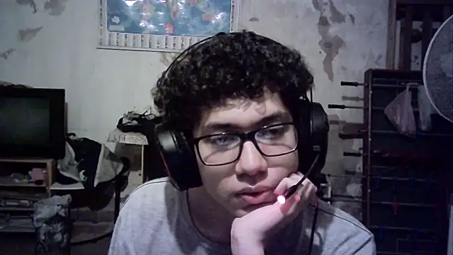 Snapshot of Emv2 chatting on 10/22/25, 06:02 Emv2 online show from 10/22/25, 06:02