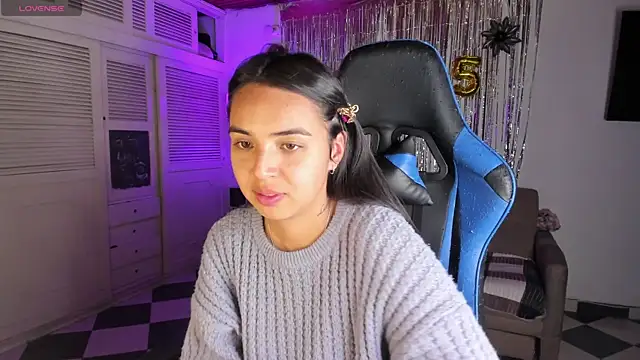 Snapshot of Miss_Nicole chatting on 01/01/25, 12:32 Miss Nicole online show from 01/01/25, 12:32