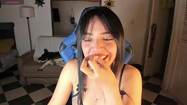 Snapshot of Miss_Nicole chatting on 03/22/25, 04:45 Miss Nicole online show from 03/22/25, 04:45