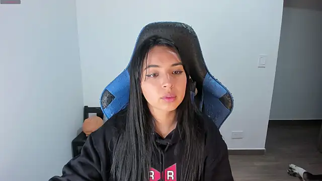 Snapshot of Miss_Nicole chatting on 10/11/25, 02:11 Miss Nicole online show from 10/11/25, 02:11