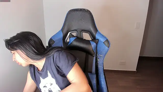 Snapshot of Miss_Nicole chatting on 10/23/25, 01:27 Miss Nicole online show from 10/23/25, 01:27