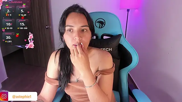 Snapshot of Miss_Nicole chatting on 11/16/25, 02:39 Miss Nicole online show from 11/16/25, 02:39