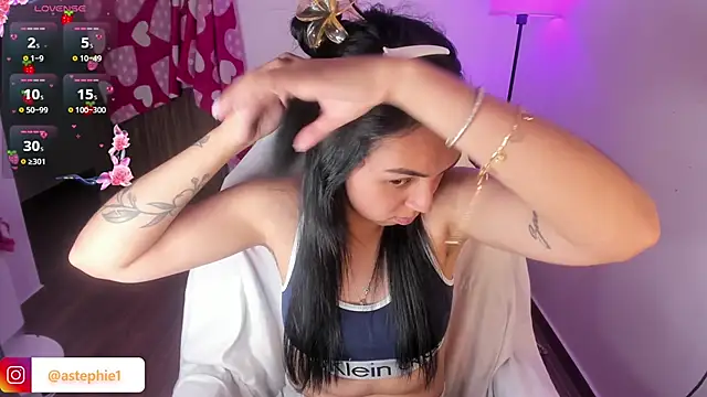 Snapshot of Miss_Nicole chatting on 11/27/25, 08:22 Miss Nicole online show from 11/27/25, 08:22