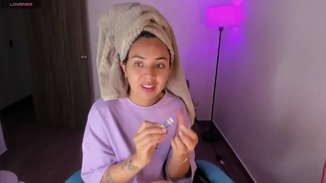 Snapshot of Miss_Nicole chatting on 12/17/25, 07:20 Miss Nicole online show from 12/17/25, 07:20