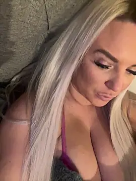 Snapshot of Bustyblondebabe32 chatting on 01/16/25, 05:33 Bustyblondebabe32 online show from 01/16/25, 05:33