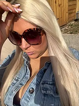 Snapshot of Bustyblondebabe32 chatting on 03/06/25, 11:58 Bustyblondebabe32 online show from 03/06/25, 11:58