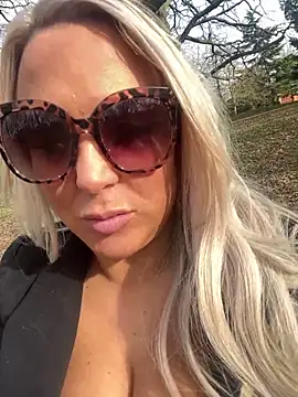 Snapshot of Bustyblondebabe32 chatting on 03/21/25, 03:57 Bustyblondebabe32 online show from 03/21/25, 03:57