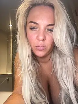 Snapshot of Bustyblondebabe32 chatting on 10/04/25, 09:29 Bustyblondebabe32 online show from 10/04/25, 09:29