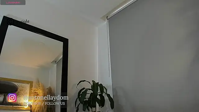 Snapshot of antonella_dom1 chatting on 10/21/25, 10:21 antonella dom1 online show from 10/21/25, 10:21