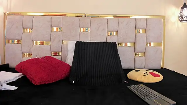 Snapshot of ttata_3 chatting on 11/19/25, 12:05 ttata 3 online show from 11/19/25, 12:05