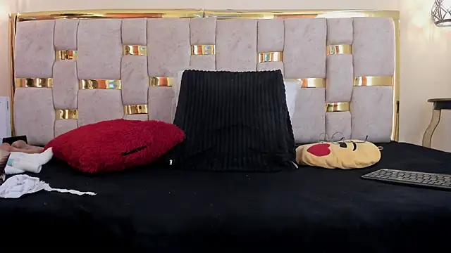 Snapshot of ttata_3 chatting on 11/27/25, 12:18 ttata 3 online show from 11/27/25, 12:18