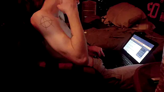 Snapshot of xxxTony999 chatting on 11/04/25, 11:37 xxxTony999 online show from 11/04/25, 11:37