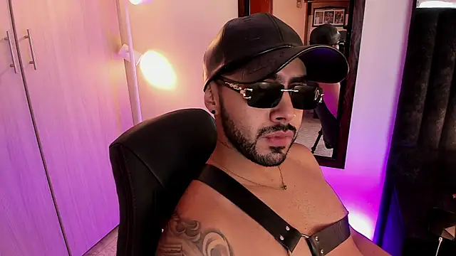 ItsMeEros online show from 11/18/25, 08:02