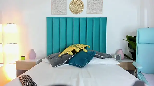 Snapshot of LiamCharlotte45 chatting on 03/18/25, 04:04 LiamCharlotte45 online show from 03/18/25, 04:04