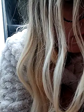 Snapshot of dolcehelena993 chatting on 11/15/25, 09:17 dolcehelena993 online show from 11/15/25, 09:17