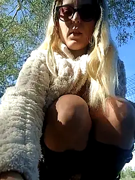 Snapshot of dolcehelena993 chatting on 11/20/25, 10:59 dolcehelena993 online show from 11/20/25, 10:59