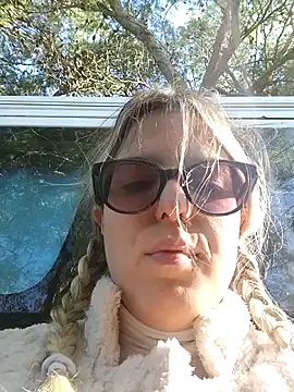 Snapshot of dolcehelena993 chatting on 11/23/25, 10:15 dolcehelena993 online show from 11/23/25, 10:15