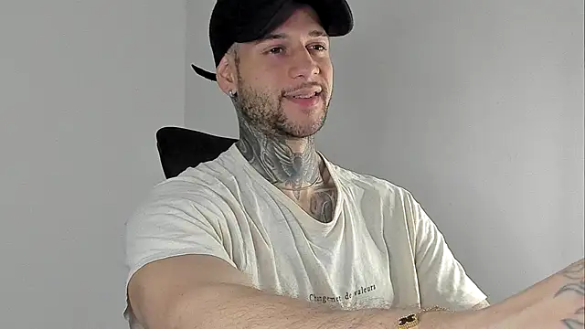 Snapshot of _jamesleandros1 chatting on 09/27/25, 04:39  jamesleandros1 online show from 09/27/25, 04:39