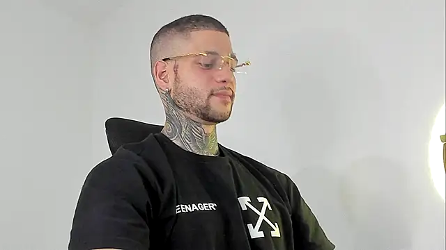 Snapshot of _jamesleandros1 chatting on 09/30/25, 02:05  jamesleandros1 online show from 09/30/25, 02:05