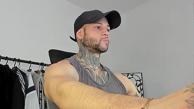 Snapshot of _jamesleandros1 chatting on 10/10/25, 07:02  jamesleandros1 online show from 10/10/25, 07:02