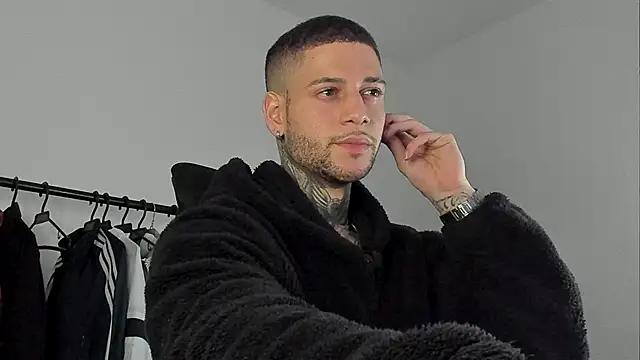 Snapshot of _jamesleandros1 chatting on 10/16/25, 10:22  jamesleandros1 online show from 10/16/25, 10:22