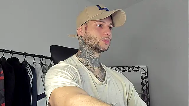 Snapshot of _jamesleandros1 chatting on 10/23/25, 12:43  jamesleandros1 online show from 10/23/25, 12:43