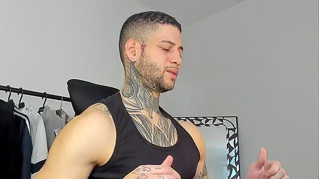 Snapshot of _jamesleandros1 chatting on 10/25/25, 09:42  jamesleandros1 online show from 10/25/25, 09:42