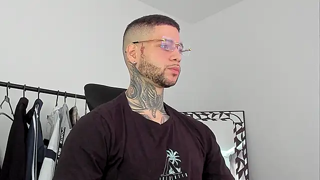 Snapshot of _jamesleandros1 chatting on 10/29/25, 04:20 jamesleandros1 online show from 10/29/25, 04:20