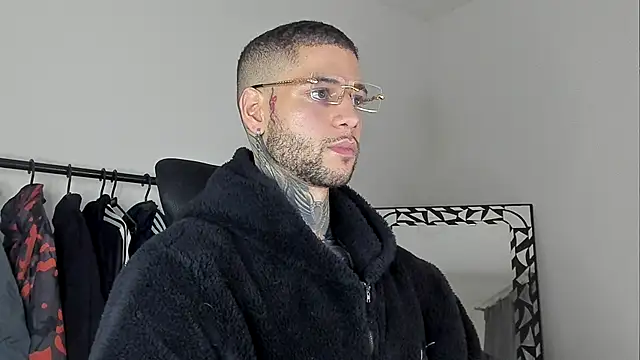 Snapshot of _jamesleandros1 chatting on 11/09/25, 02:10 jamesleandros1 online show from 11/09/25, 02:10