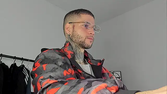 Snapshot of _jamesleandros1 chatting on 11/11/25, 11:10 jamesleandros1 online show from 11/11/25, 11:10