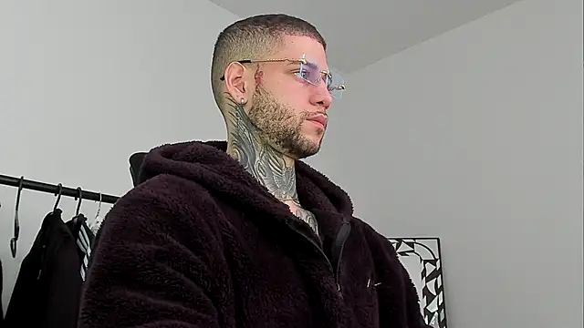 Snapshot of _jamesleandros1 chatting on 11/12/25, 12:27 jamesleandros1 online show from 11/12/25, 12:27