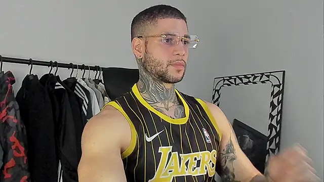 Snapshot of _jamesleandros1 chatting on 11/15/25, 09:54 jamesleandros1 online show from 11/15/25, 09:54