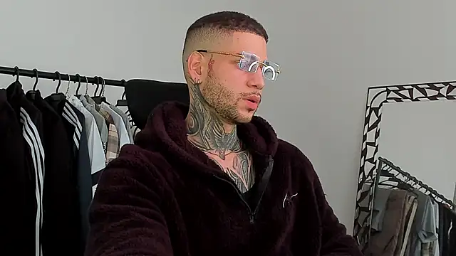 Snapshot of _jamesleandros1 chatting on 11/23/25, 02:28 jamesleandros1 online show from 11/23/25, 02:28