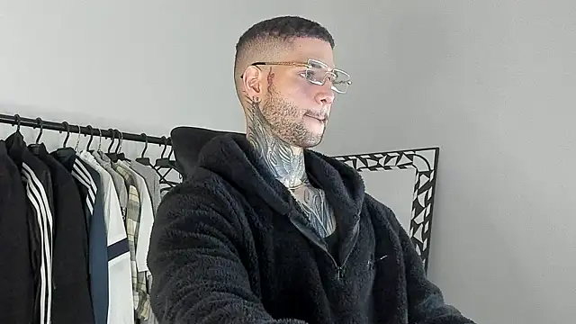 Snapshot of _jamesleandros1 chatting on 11/25/25, 03:28 jamesleandros1 online show from 11/25/25, 03:28