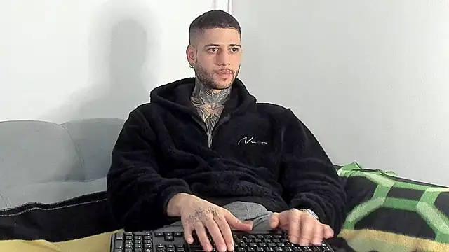 Snapshot of _jamesleandros1 chatting on 11/28/25, 12:41 jamesleandros1 online show from 11/28/25, 12:41