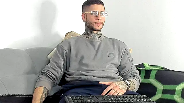 Snapshot of _jamesleandros1 chatting on 11/29/25, 08:01 jamesleandros1 online show from 11/29/25, 08:01