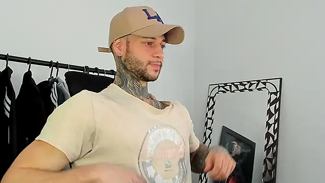 Snapshot of _jamesleandros1 chatting on 12/13/25, 07:53 jamesleandros1 online show from 12/13/25, 07:53