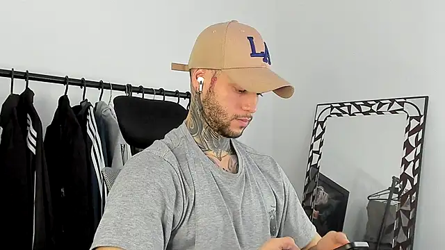 Snapshot of _jamesleandros1 chatting on 12/14/25, 07:51 jamesleandros1 online show from 12/14/25, 07:51