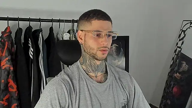 Snapshot of _jamesleandros1 chatting on 12/16/25, 09:09 jamesleandros1 online show from 12/16/25, 09:09