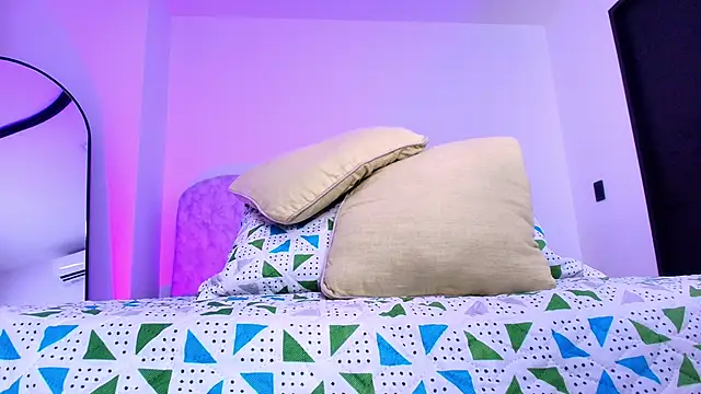 Snapshot of naomi_kyse chatting on 11/21/25, 03:05 naomi kyse online show from 11/21/25, 03:05