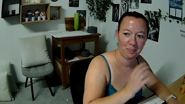 Snapshot of AnyaKrey@xh chatting on 10/26/25, 12:22 AnyaKreyxh online show from 10/26/25, 12:22