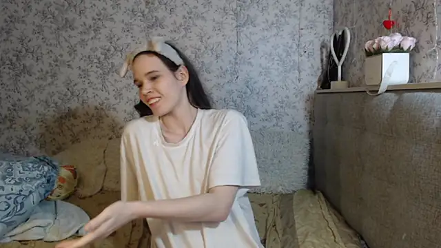 Snapshot of Nicole-Petite chatting on 01/26/25, 04:20 Nicole-Petite online show from 01/26/25, 04:20