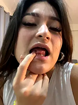 Snapshot of LuceroRm chatting on 09/21/25, 03:52 LuceroRm online show from 09/21/25, 03:52