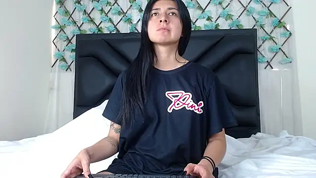 Snapshot of EmmaWilliamss chatting on 10/02/25, 03:41 EmmaWilliamss online show from 10/02/25, 03:41