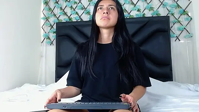 Snapshot of EmmaWilliamss chatting on 10/08/25, 03:31 EmmaWilliamss online show from 10/08/25, 03:31