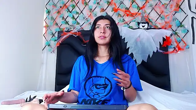 Snapshot of EmmaWilliamss chatting on 10/14/25, 03:35 EmmaWilliamss online show from 10/14/25, 03:35